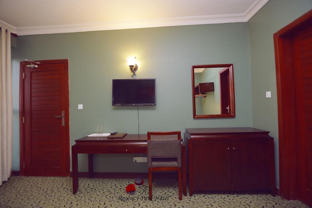 Regency Park Hotel Dar es Salaam Exteriör bild