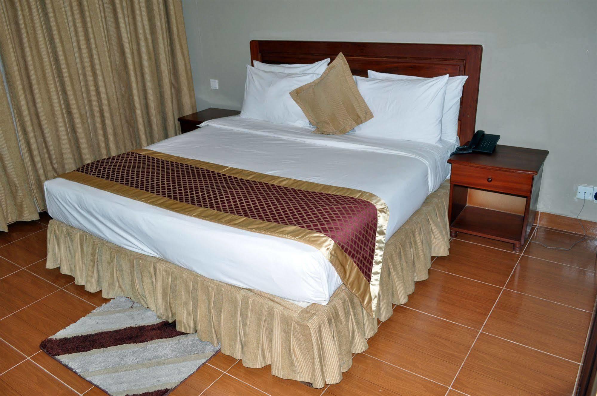 Regency Park Hotel Dar es Salaam Exteriör bild