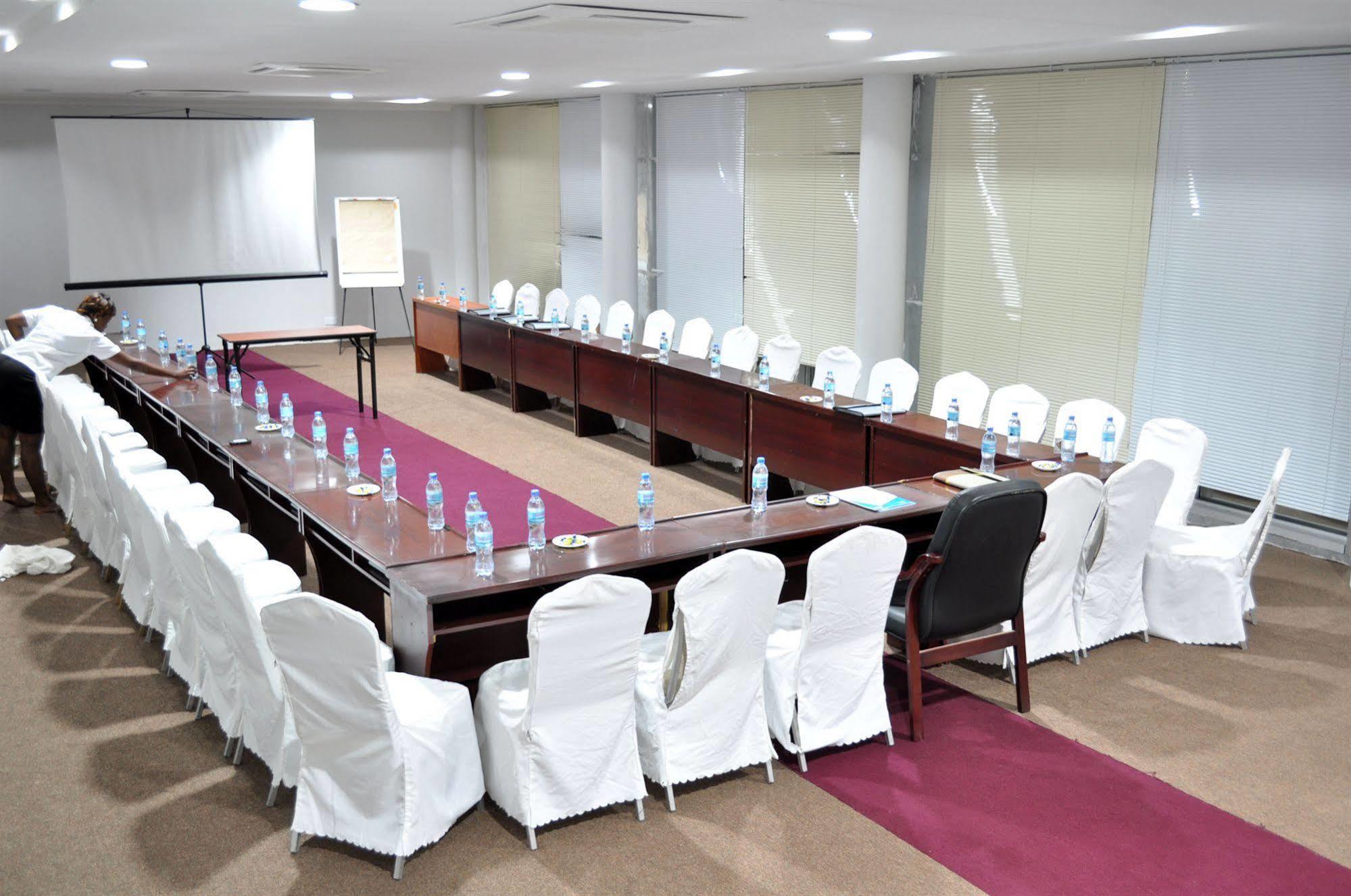 Regency Park Hotel Dar es Salaam Exteriör bild