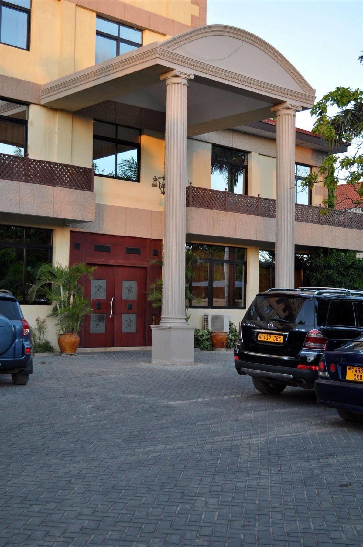 Regency Park Hotel Dar es Salaam Exteriör bild